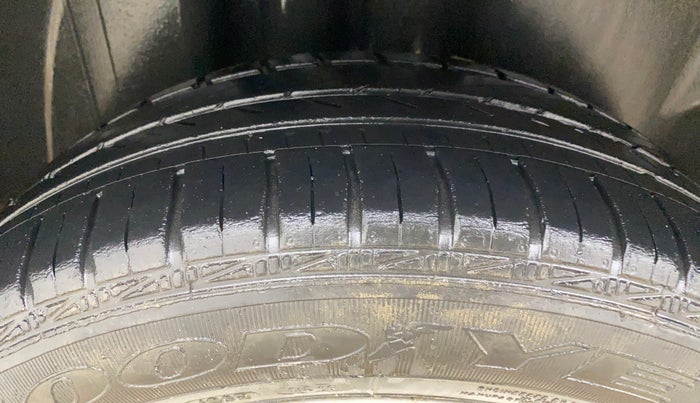 2013 Skoda Rapid 1.6 MPI ACTIVE, Petrol, Manual, 44,325 km, Right Rear Tyre Tread