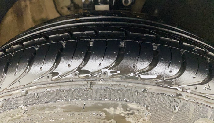 2013 Skoda Rapid 1.6 MPI ACTIVE, Petrol, Manual, 44,325 km, Right Front Tyre Tread