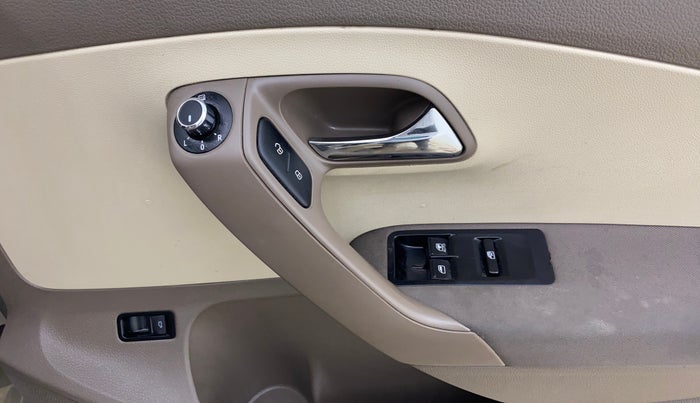 2013 Skoda Rapid 1.6 MPI ACTIVE, Petrol, Manual, 44,325 km, Driver Side Door Panels Control