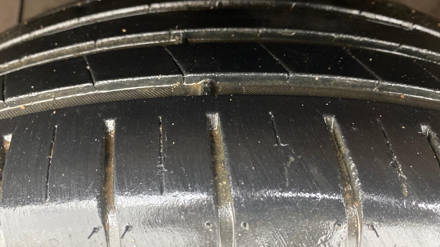 2021 Maruti Ciaz ALPHA  AT 1.5 SHVS PETROL, Petrol, Automatic, 62,799 km, Left Front Tyre Tread
