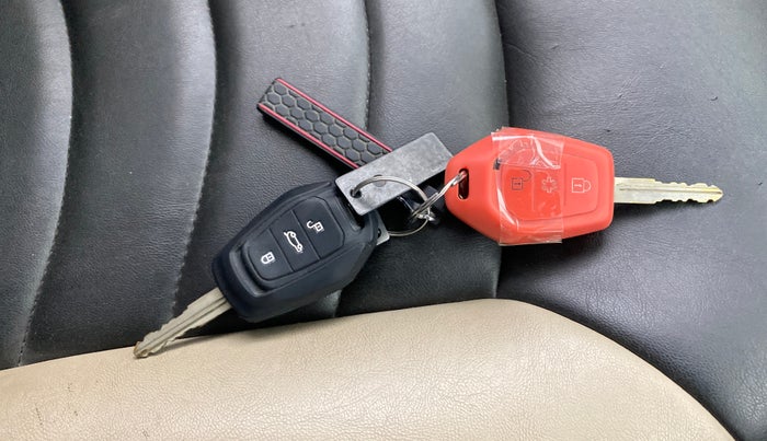 2016 Mahindra TUV300 T8 AMT, Diesel, Automatic, 81,360 km, Key Close Up