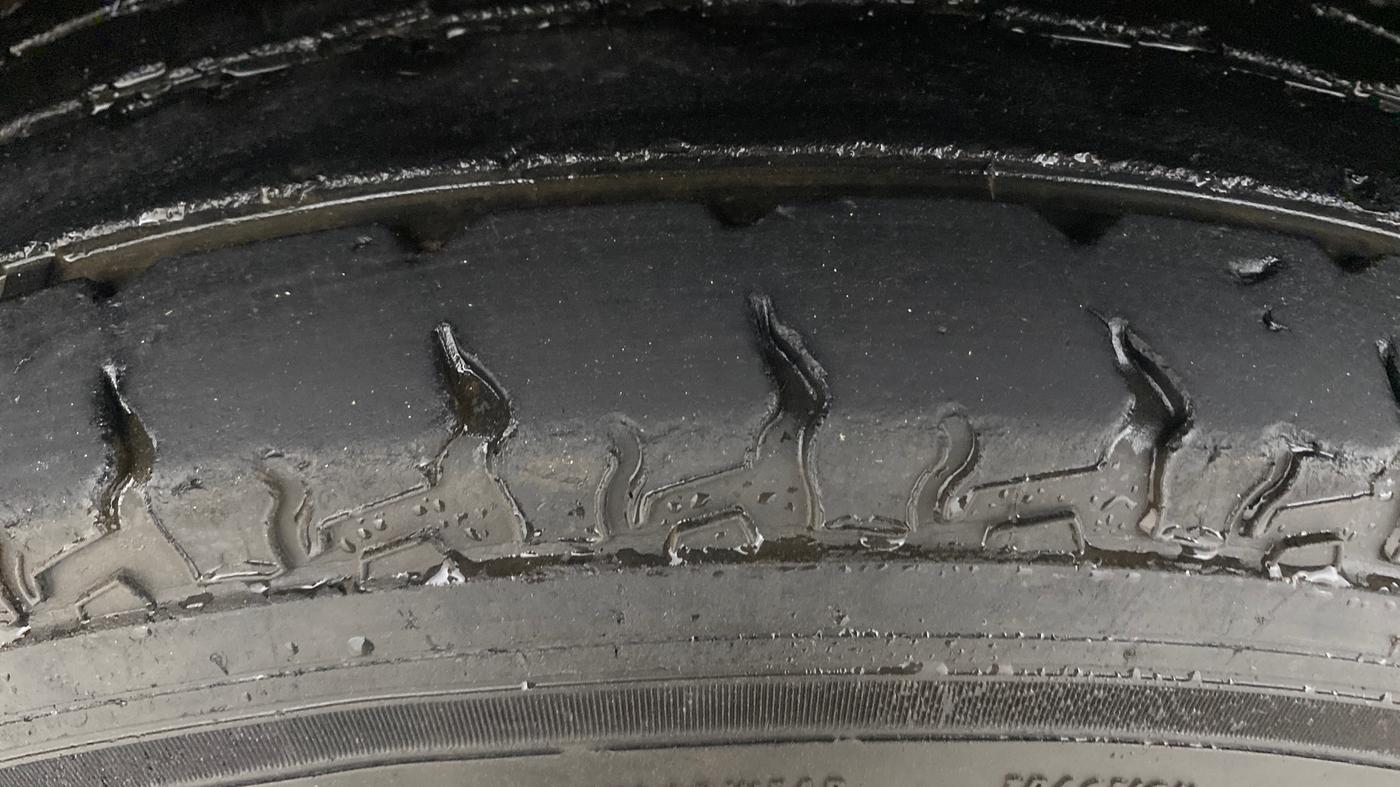 2016 Mahindra TUV300 T8 AMT, Diesel, Automatic, 81,360 km, Left Front Tyre Tread