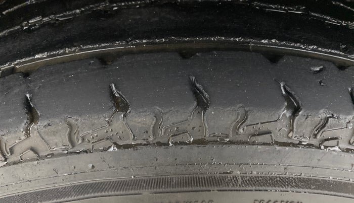 2016 Mahindra TUV300 T8 AMT, Diesel, Automatic, 81,360 km, Left Front Tyre Tread