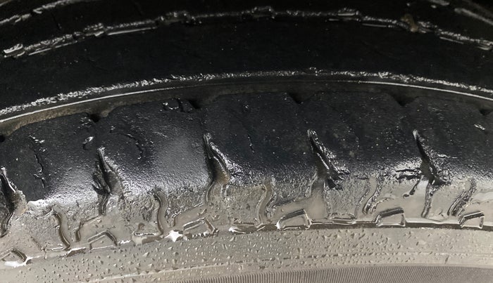 2016 Mahindra TUV300 T8 AMT, Diesel, Automatic, 81,360 km, Right Front Tyre Tread