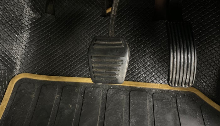 2016 Mahindra TUV300 T8 AMT, Diesel, Automatic, 81,360 km, Pedals