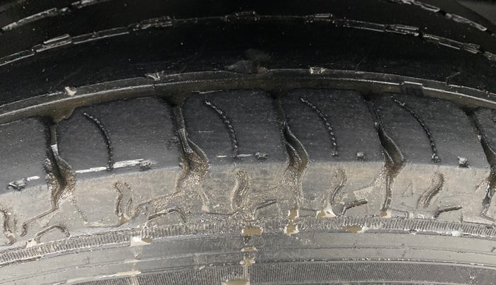 2016 Mahindra TUV300 T8 AMT, Diesel, Automatic, 81,360 km, Right Rear Tyre Tread