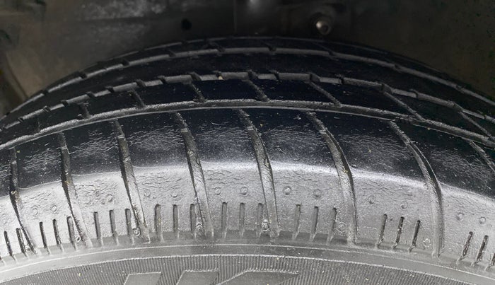 2017 Maruti Celerio VXI, CNG, Manual, 84,901 km, Left Front Tyre Tread