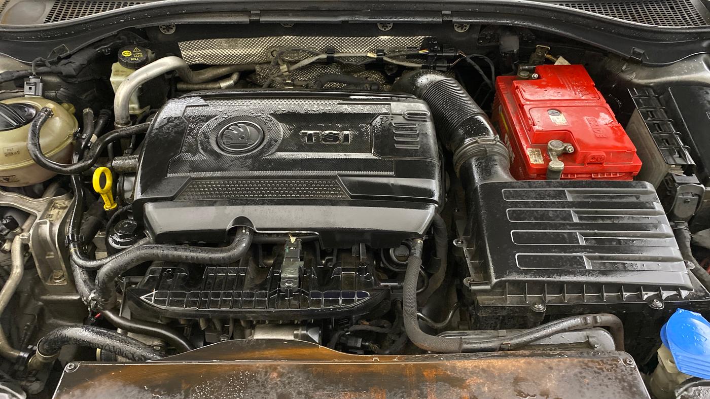 2018 Skoda Superb L&K 1.8 TSI AT, Petrol, Automatic, 70,106 km, Engine View