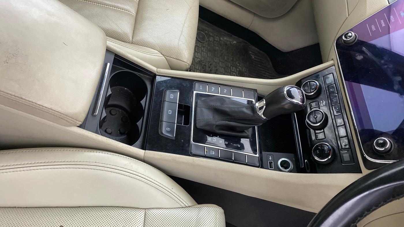 2018 Skoda Superb L&K 1.8 TSI AT, Petrol, Automatic, 70,106 km, Gear Lever
