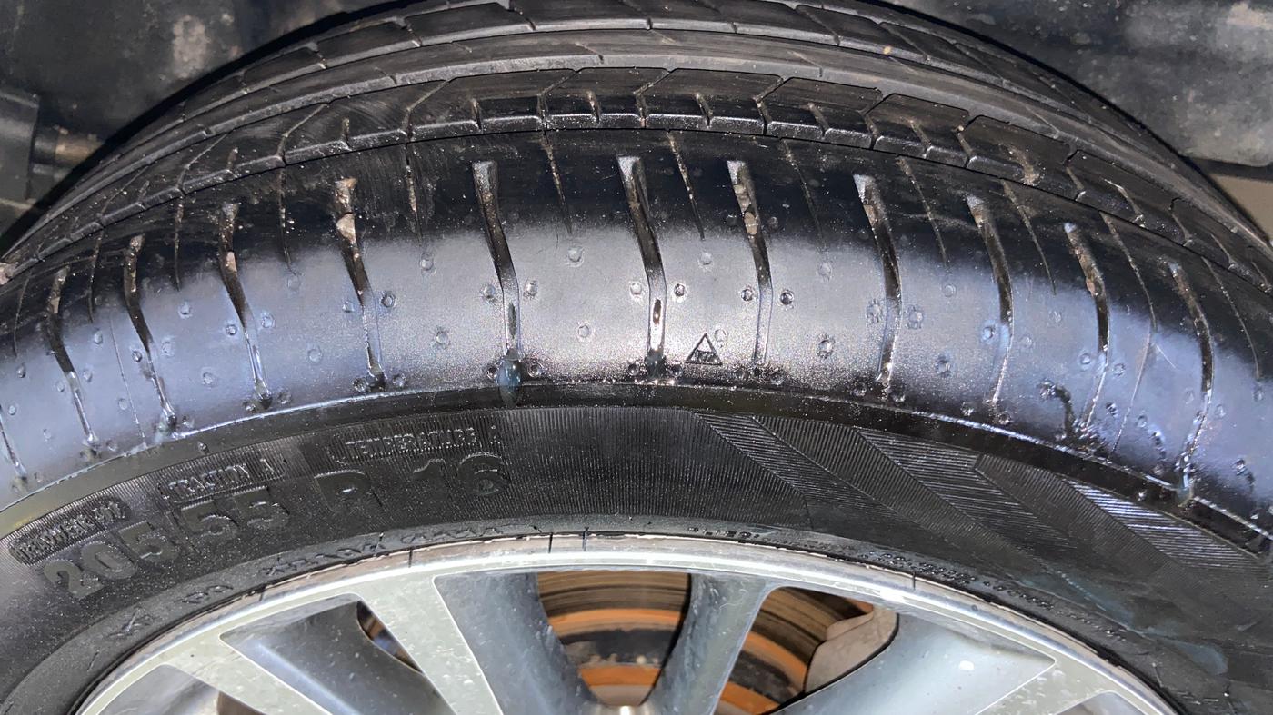 2015 Toyota Corolla Altis VL CVT PETROL, Petrol, Automatic, 1,10,693 km, Left Rear Tyre Tread