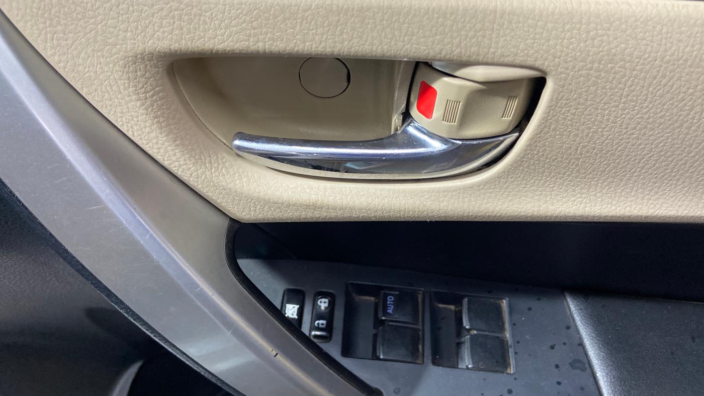 2015 Toyota Corolla Altis VL CVT PETROL, Petrol, Automatic, 1,10,693 km, Driver Side Door Panels Control