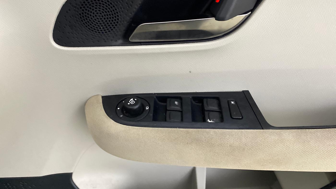 2026 Tata ALTROZ Accomplished S Petrol 6DCT, Petrol, Automatic, 6,892 km, Driver Side Door Panels Control