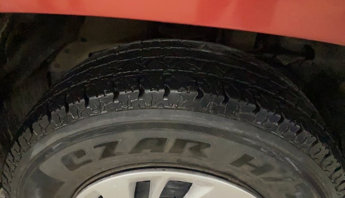 2016 Mahindra TUV300 T6, Diesel, Manual, 75,838 km, Right Front Tyre Tread