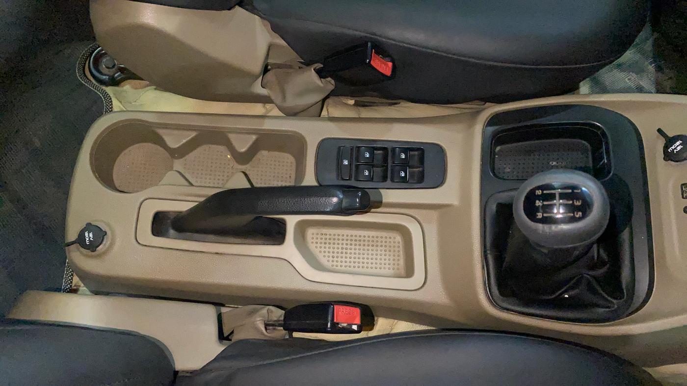 2016 Mahindra TUV300 T6, Diesel, Manual, 75,838 km, Gear Lever