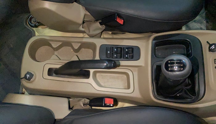 2016 Mahindra TUV300 T6, Diesel, Manual, 75,838 km, Gear Lever