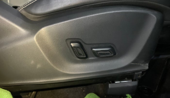 2022 MG ASTOR SHARP 1.5 MT, Petrol, Manual, 62,976 km, Driver Side Adjustment Panel