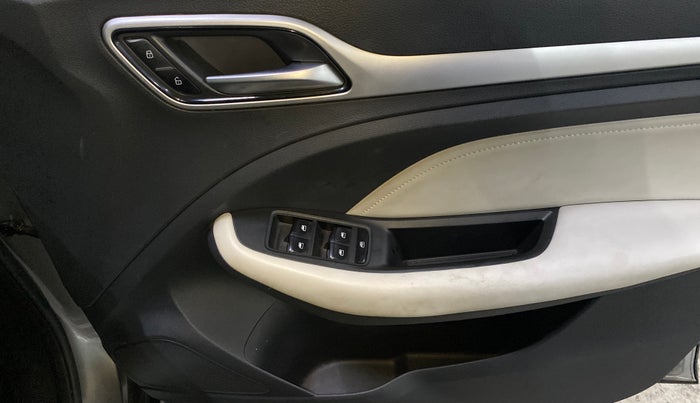 2022 MG ASTOR SHARP 1.5 MT, Petrol, Manual, 62,976 km, Driver Side Door Panels Control