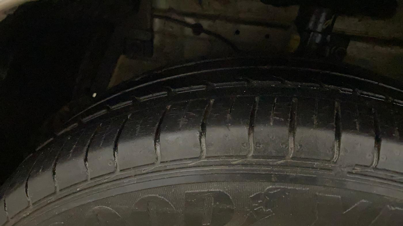 2016 Maruti Ertiga VXI, Petrol, Manual, 25,159 km, Left Front Tyre Tread