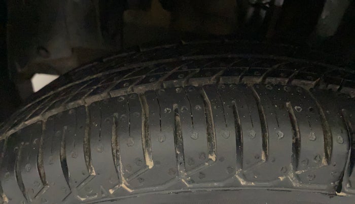 2016 Renault Kwid RXT 0.8 (O), Petrol, Manual, 91,411 km, Left Front Tyre Tread