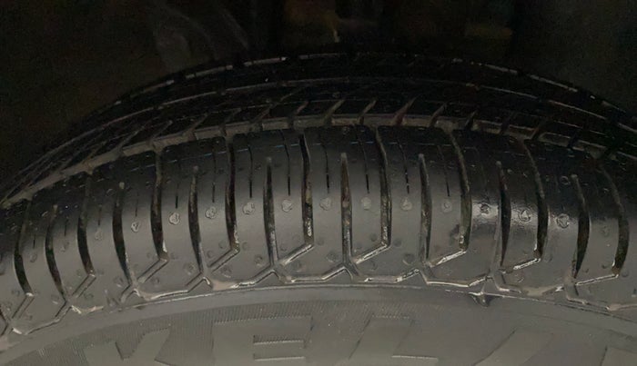 2016 Renault Kwid RXT 0.8 (O), Petrol, Manual, 91,411 km, Right Front Tyre Tread