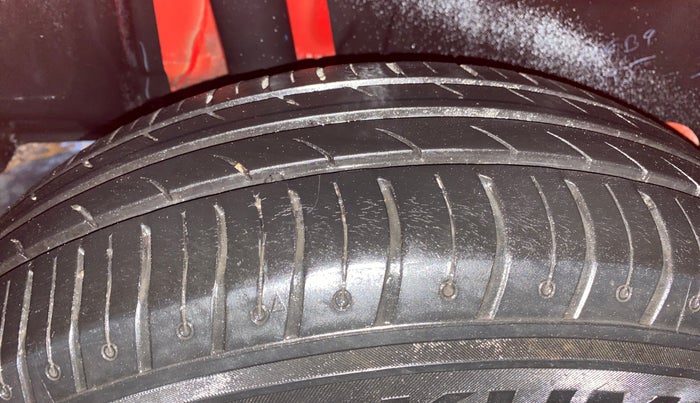 2018 Maruti Swift VXI, Petrol, Manual, 37,239 km, Right Rear Tyre Tread