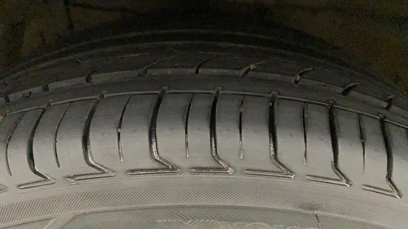2018 Maruti Ciaz ALPHA  AT 1.5 SHVS PETROL, Petrol, Automatic, 82,654 km, Left Front Tyre Tread