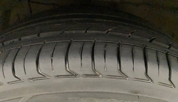 2018 Maruti Ciaz ALPHA  AT 1.5 SHVS PETROL, Petrol, Automatic, 82,654 km, Left Front Tyre Tread
