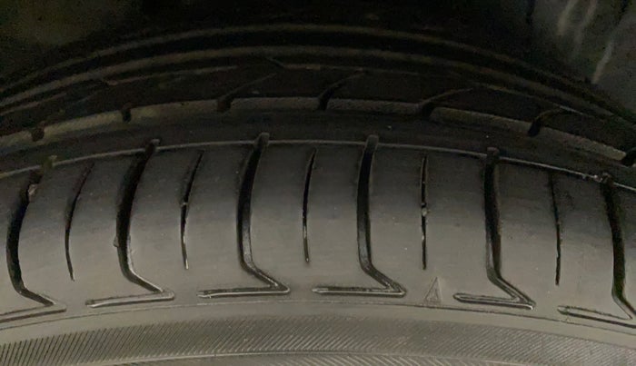 2018 Maruti Ciaz ALPHA  AT 1.5 SHVS PETROL, Petrol, Automatic, 82,654 km, Right Rear Tyre Tread