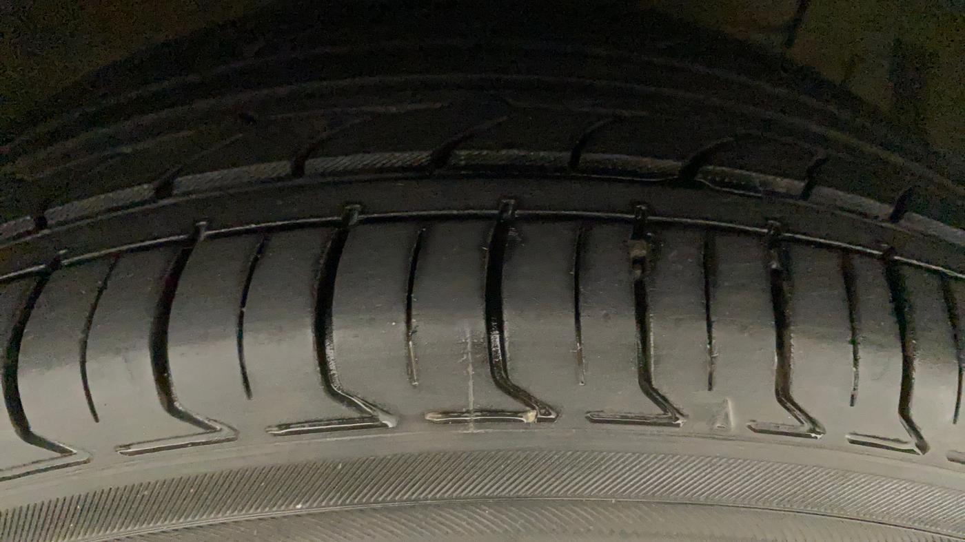 2018 Maruti Ciaz ALPHA  AT 1.5 SHVS PETROL, Petrol, Automatic, 82,654 km, Right Front Tyre Tread