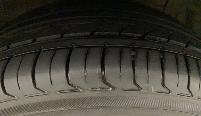 2018 Maruti Ciaz ALPHA  AT 1.5 SHVS PETROL, Petrol, Automatic, 82,654 km, Right Front Tyre Tread