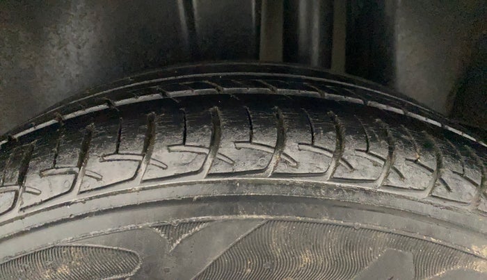 2016 Maruti Ciaz VXI, Petrol, Manual, 71,279 km, Left Rear Tyre Tread