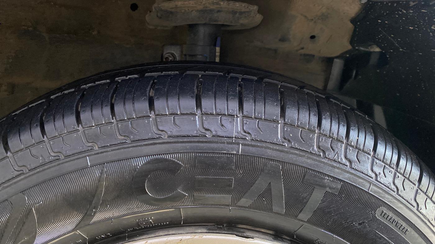 2013 Maruti Swift Dzire VXI, Petrol, Manual, 33,179 km, Right Front Tyre Tread