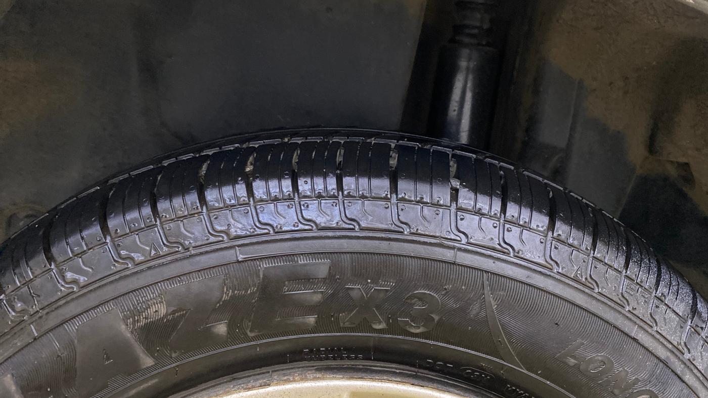 2013 Maruti Swift Dzire VXI, Petrol, Manual, 33,179 km, Left Rear Tyre Tread