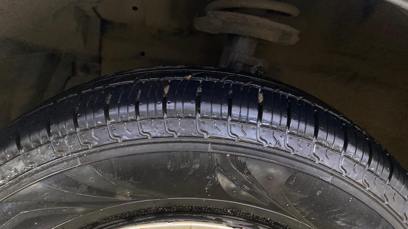 2013 Maruti Swift Dzire VXI, Petrol, Manual, 33,179 km, Left Front Tyre Tread