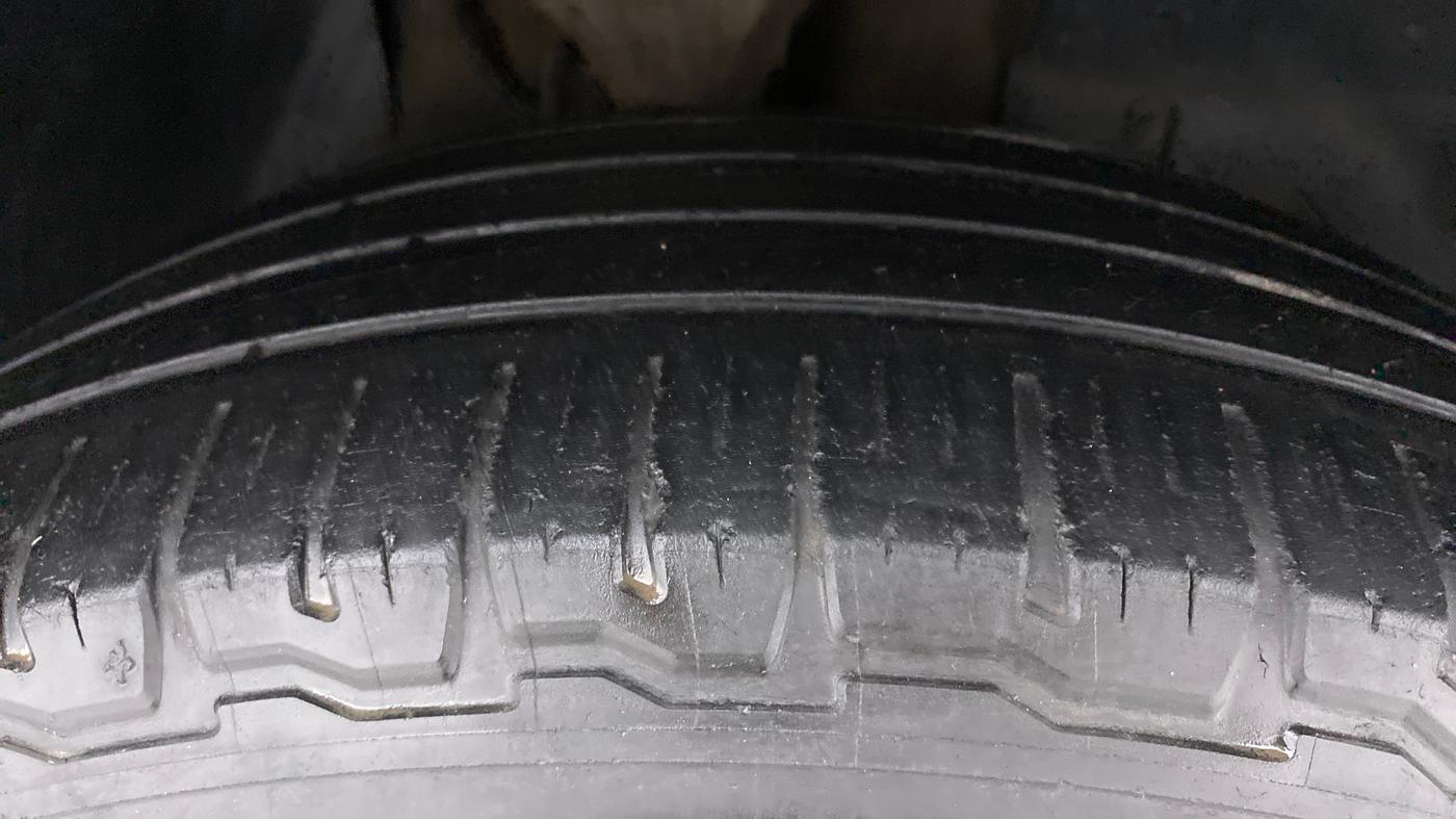 2014 Mahindra XUV500 W8 FWD, Diesel, Manual, 92,443 km, Right Front Tyre Tread