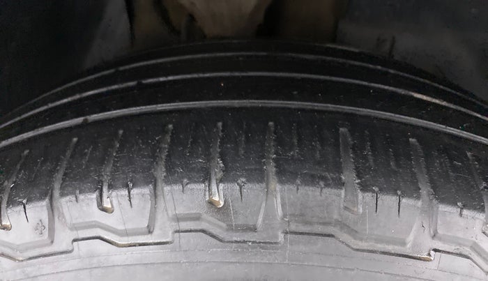 2014 Mahindra XUV500 W8 FWD, Diesel, Manual, 92,443 km, Right Front Tyre Tread