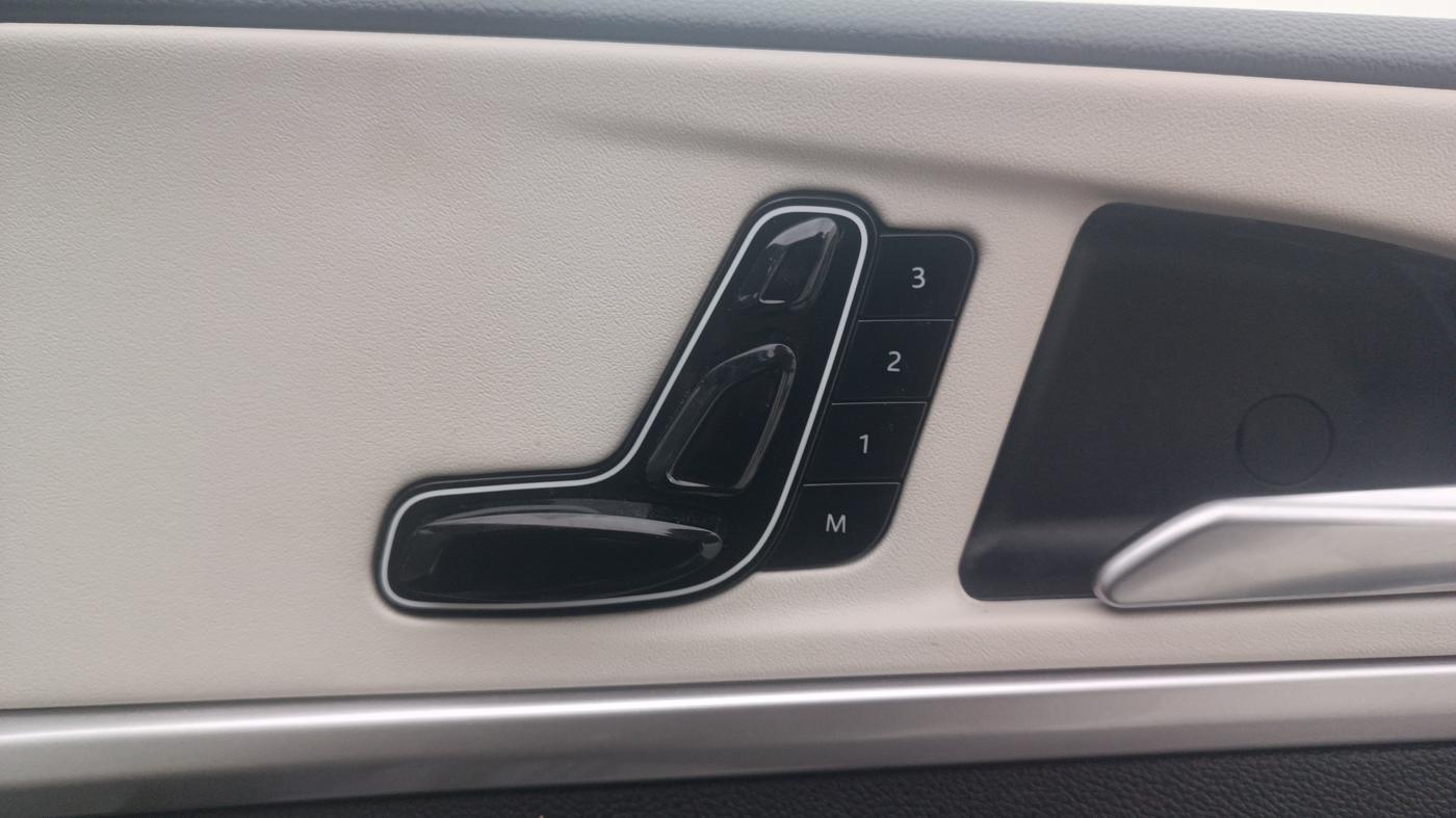 2024 Mahindra XUV700 AX 7 P MT 7 STR, Petrol, Manual, 16,109 km, Driver Side Adjustment Panel