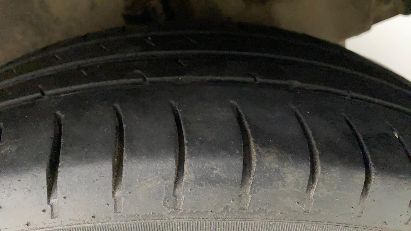2012 Maruti Ritz VXI, Petrol, Manual, 82,558 km, Left Rear Tyre Tread