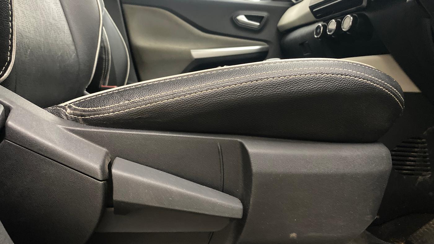 2022 Nissan MAGNITE XV PREMIUM TURBO CVT, Petrol, Automatic, 99,344 km, Driver Side Adjustment Panel