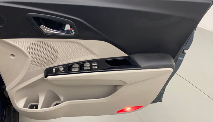 2021 Mahindra XUV300 W8 (O) 1.5 DIESEL, Diesel, Manual, 48,753 km, Driver Side Door Panels Control