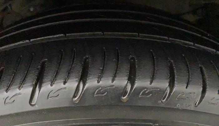 2021 Mahindra XUV300 W8 (O) 1.5 DIESEL, Diesel, Manual, 48,753 km, Left Front Tyre Tread