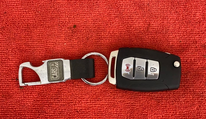 2021 Mahindra XUV300 W8 (O) 1.5 DIESEL, Diesel, Manual, 48,753 km, Key Close Up