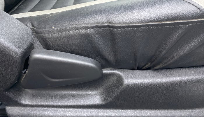 2018 Renault Kwid 1.0 RXT Opt, Petrol, Manual, 9,391 km, Driver Side Adjustment Panel