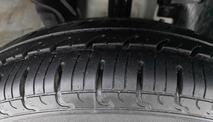 2018 Renault Kwid 1.0 RXT Opt, Petrol, Manual, 9,391 km, Right Front Tyre Tread