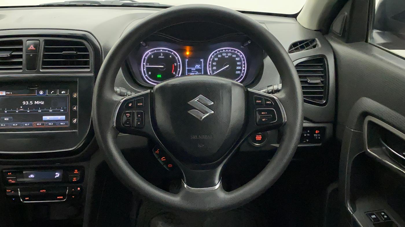 2016 Maruti Vitara Brezza ZDI PLUS DUAL TONE, Diesel, Manual, 1,00,245 km, Steering Wheel Close Up