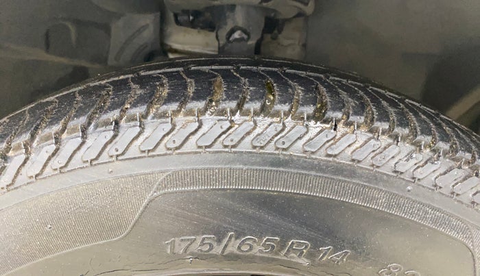 2015 Ford New Figo AMBIENTE 1.2 PETROL, Petrol, Manual, 25,458 km, Right Front Tyre Tread