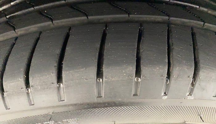 2021 Maruti Ciaz ALPHA 1.5 SHVS PETROL, Petrol, Manual, 84,151 km, Left Front Tyre Tread