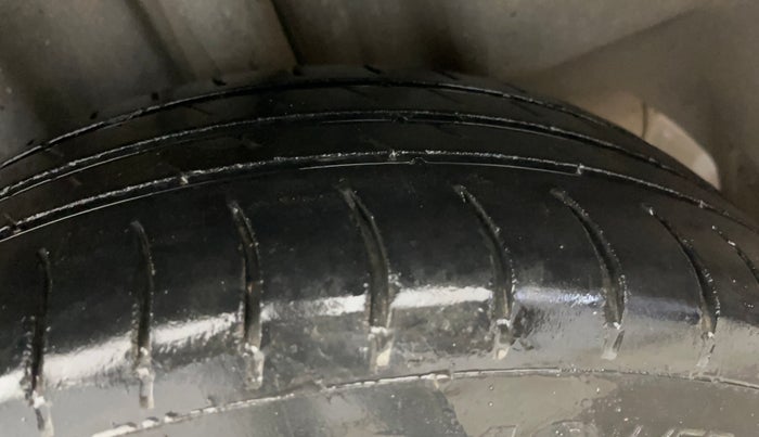 2015 Volkswagen Vento HIGHLINE 1.6 MPI, Petrol, Manual, 1,17,324 km, Left Rear Tyre Tread