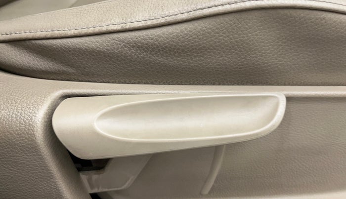 2015 Volkswagen Vento HIGHLINE 1.6 MPI, Petrol, Manual, 1,17,324 km, Driver Side Adjustment Panel