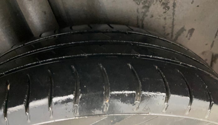 2015 Volkswagen Vento HIGHLINE 1.6 MPI, Petrol, Manual, 1,17,324 km, Right Rear Tyre Tread